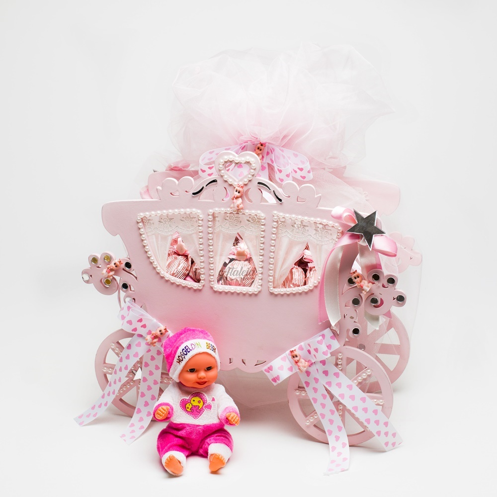 Beşikte Kız Bebek Çikolata Hediyesi